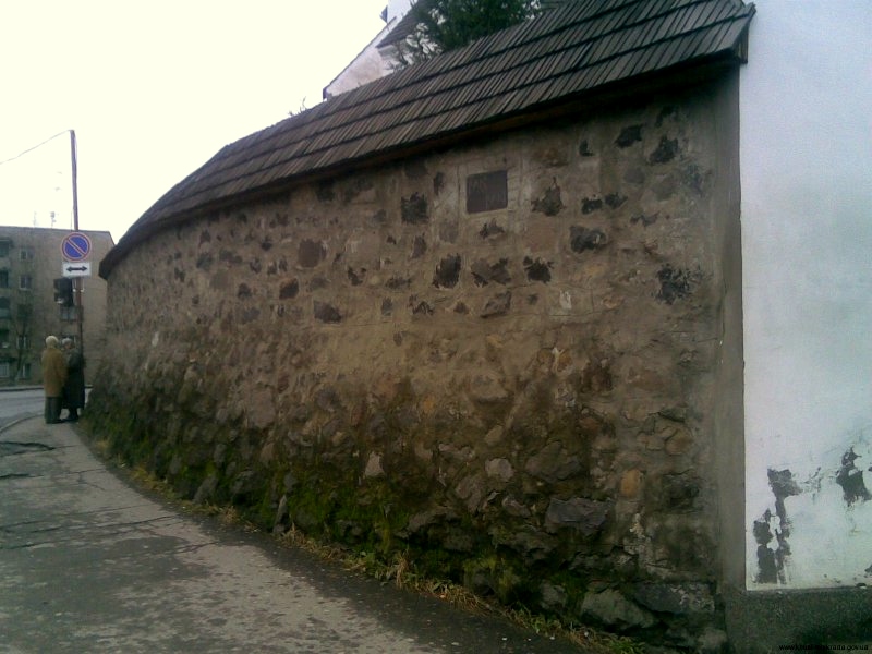 каменнная стена вокруг костела Хуст